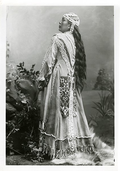 423px-Jennie,_a_Rogue_River_Indian_who_crafted_the_dress_worn_in_this_iconic_Peter_Britt_portrait