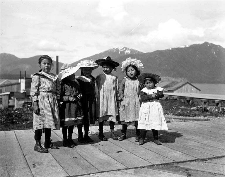 Tsimshian_children,_Metlakatla,_Alaska,_June_4,_1904_(COBB_139).jpeg (768×605)